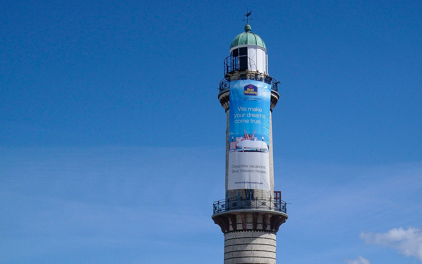 Außenwerbung mit Banner am Leuchtturm