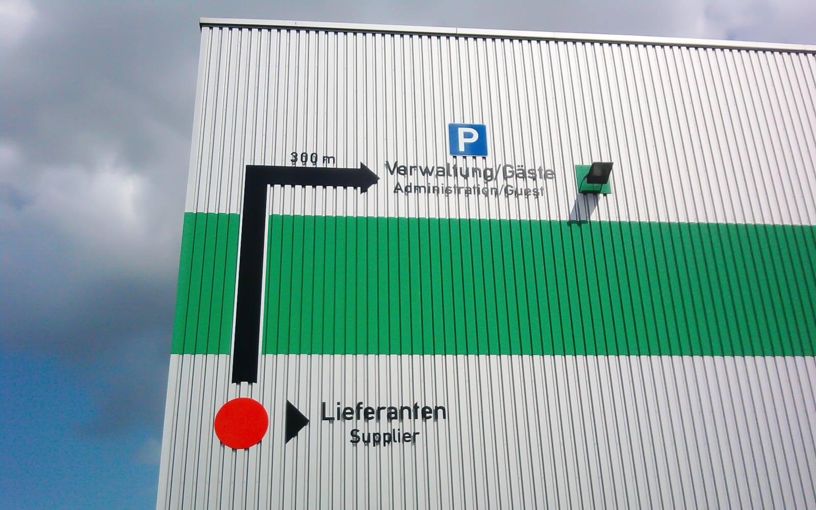 Schilder für Fassaden bieten wir natürlich auch
