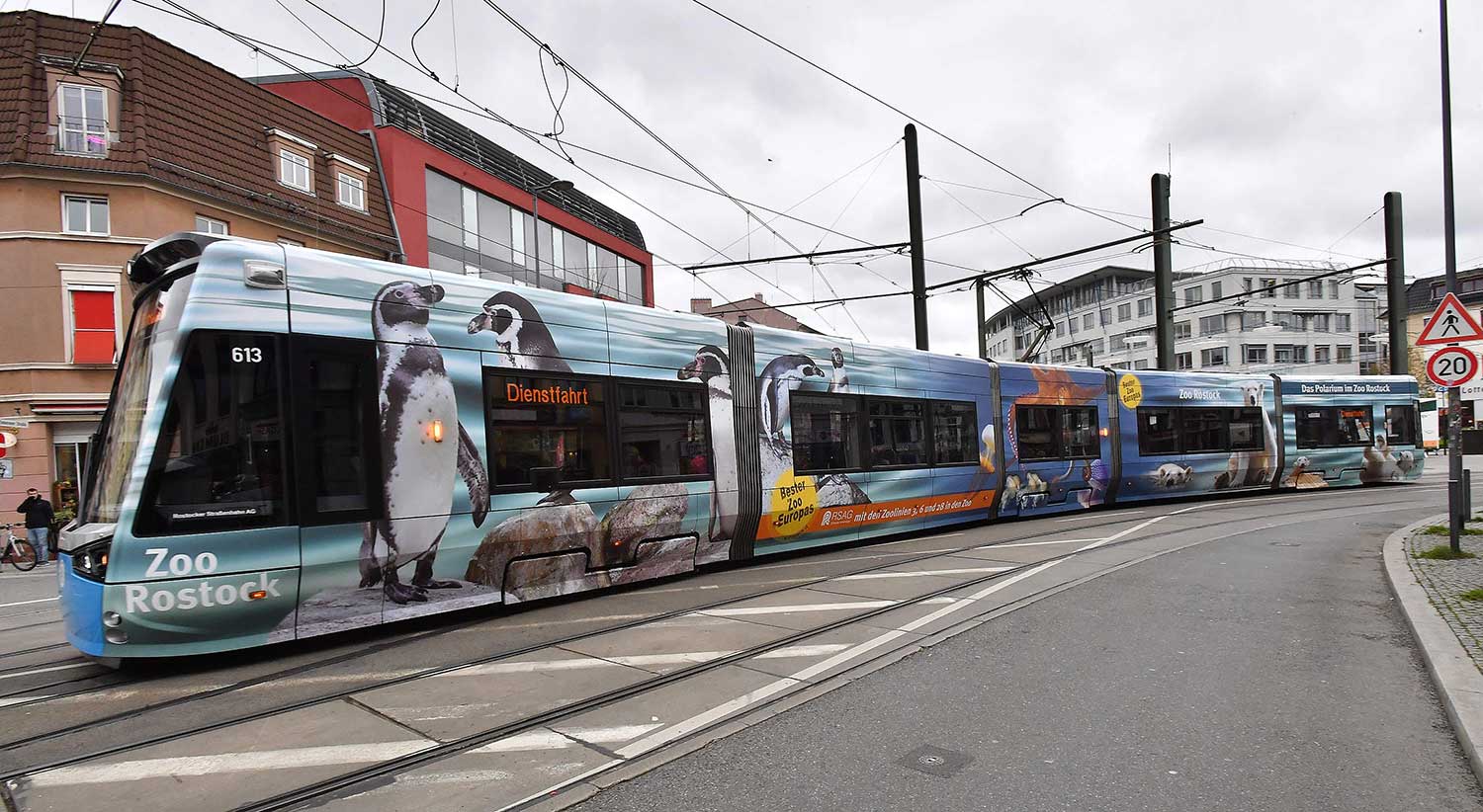 Folierte Straßenbahn in der Stadt