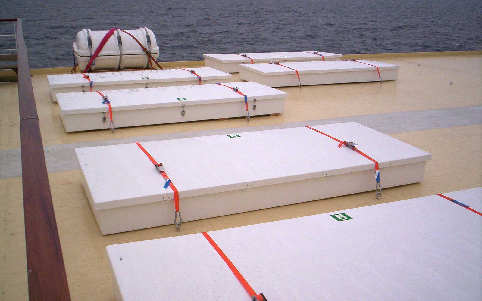 Sicherheitsbeschilderung auf dem Deck